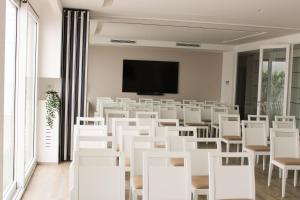TV a/nebo společenská místnost v ubytování Bianco Riccio Suite Hotel