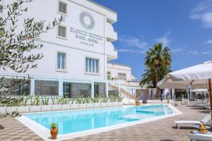 Bazén v ubytování Bianco Riccio Suite Hotel nebo v jeho okolí