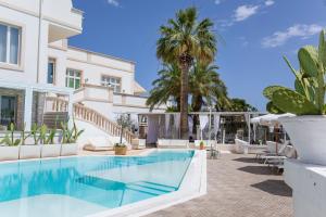 Bazén v ubytování Bianco Riccio Suite Hotel nebo v jeho okolí