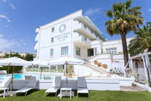 Bazén v ubytování Bianco Riccio Suite Hotel nebo v jeho okolí