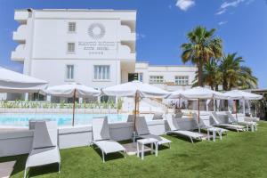 Bazén v ubytování Bianco Riccio Suite Hotel nebo v jeho okolí