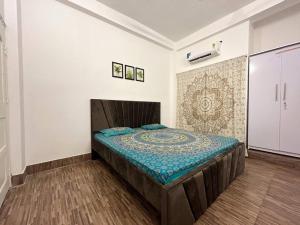 バラナシにあるEgarden Bhakti Yog 2 BHK Suite with Balconyの部屋にベッドがある寝室