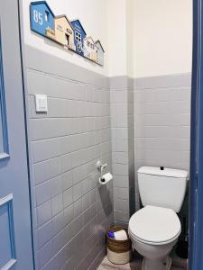 a bathroom with a toilet and a sign on the wall at Front de mer Beau T3 climatisé Balcon Parking Ajaccio in Ajaccio
