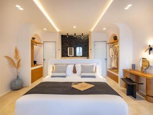 Кровать или кровати в номере Santo Mine Oia Suites