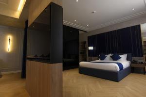乌兰巴托Ulaanbaatar Hotel的房间里有一张大床的卧室