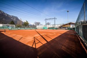 Una cancha de tenis con una raqueta de tenis sobre ella en Pulse, en Völs