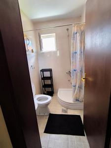 un baño con inodoro y bañera en REA APARTMENT, en Kragujevac 6 fotos más