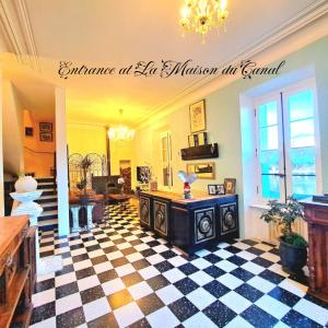 a living room with a checkered floor at La Maison du Canal - Homps - Le Sweet in Homps