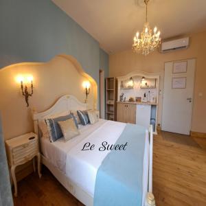 a bedroom with a bed with a be sweet sign on it at La Maison du Canal - Homps - Le Sweet in Homps +12 photos