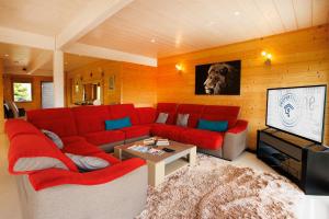 Telewizja i/lub zestaw kina domowego w obiekcie Chalet d’exception avec sauna, jacuzzi, ping-pong