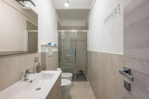 Koupelna v ubytování Irene Holiday Home with Patio and Parking + 25 fotografií