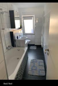 バーデン・バーデンにあるApartment Baden-Baden 3 Bedrooms Queensizeの浴槽と洗面台のあるバスルーム