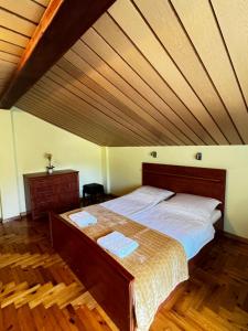 Posteľ alebo postele v izbe v ubytovaní Apartamenty pokoje INA