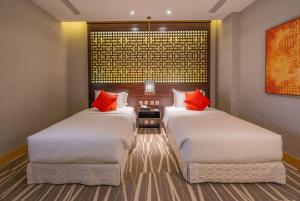 Postel nebo postele na pokoji v ubytování Ramada Hotel & Suites by Wyndham Al Qassim