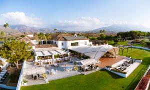 z góry widok na dom z basenem w obiekcie La Cala Resort w mieście La Cala de Mijas