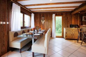 Posedenie v ubytovaní Chalet l'OURSON à Gérardmer, vue imprenable lac + 6 fotografií