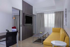 TV a/nebo společenská místnost v ubytování Park Inn By Radisson Iloilo