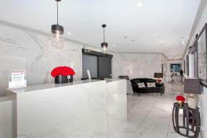 een woonkamer met een witte marmeren muur bij CH Boutique Hotel & Apartments, an Ascend Collection Hotel in Tamworth