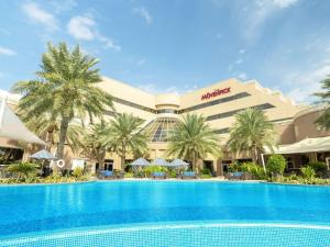 Bazén v ubytování Mövenpick Hotel Bahrain nebo v jeho okolí