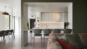a kitchen and living room with a table and chairs at Het Kasterhuis - Gastenverblijf in Wetteren