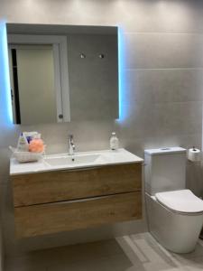 A bathroom at Apartamento céntrico, climatizado y totalmente equipado de 3 habitaciones para 6-7 personas