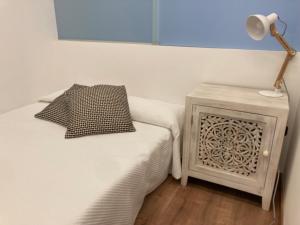A bed or beds in a room at Apartamento céntrico, climatizado y totalmente equipado de 3 habitaciones para 6-7 personas