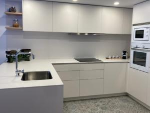 A kitchen or kitchenette at Apartamento céntrico, climatizado y totalmente equipado de 3 habitaciones para 6-7 personas