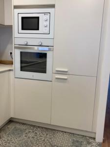 A kitchen or kitchenette at Apartamento céntrico, climatizado y totalmente equipado de 3 habitaciones para 6-7 personas