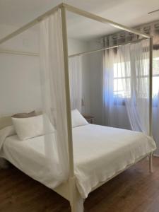 A bed or beds in a room at Apartamento céntrico, climatizado y totalmente equipado de 3 habitaciones para 6-7 personas