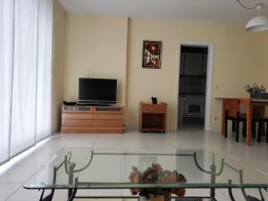 TV a/nebo společenská místnost v ubytování Les Pites I 2n 2a Bonito apartamento con terraza