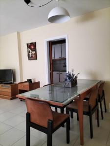 TV a/nebo společenská místnost v ubytování Les Pites I 2n 2a Bonito apartamento con terraza