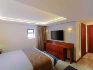 TV a/nebo společenská místnost v ubytování Queen Elizabeth 2 Hotel