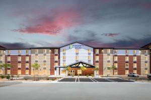 インディオにあるWoodSpring Suites Indio - Coachella Valleyのホテルの正面のレンダリング