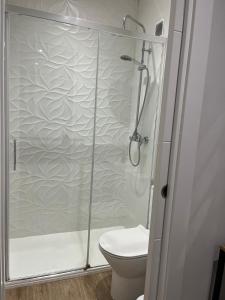 A bathroom at Pisazo en Pleno centro!!