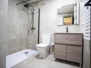 un bagno con doccia, WC e lavandino di La casa amarilla apartamento calomarde ad Albarracín Altre 20 foto
