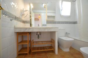 ein Badezimmer mit Waschbecken und Toilette in der Unterkunft Playa Canela PREMIUM & SOLMARES in Punta del moral + 19 Fotos