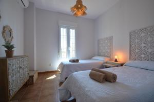 ein Schlafzimmer mit zwei Betten mit Handtüchern darauf in der Unterkunft Playa Canela PREMIUM & SOLMARES in Punta del moral