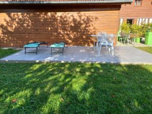 "Le Studio" climatisation Parking Privé Restauration Proche des lacs外面的花园
