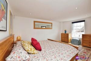 Postel nebo postele na pokoji v ubytování Queens House 2 bed City Centre Apartment - STAYSEEKERS