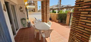 Balkón alebo terasa v ubytovaní Homes of Spain, Al Andalus Residencial JA Apartamento bajo en frente piscina, WIFI + 37 fotografií