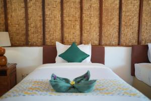um quarto com uma cama com duas tigelas em Coco Resort Penida em Nusa Penida mais 97 fotografias