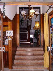 een trap in een gebouw met een trap naar een kamer bij Olhos Pretos in Caldas da Rainha