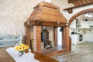 una cocina con horno de ladrillo en el centro en Italian Experience- Podere Vallino, en Castelnuovo D'elsa