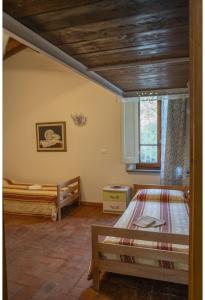 Un dormitorio con dos camas y una ventana en Italian Experience- Podere Vallino, en Castelnuovo D'elsa