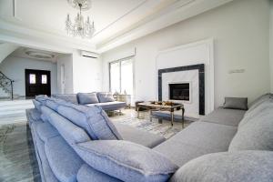 Ruang duduk di Seafront Villa 1