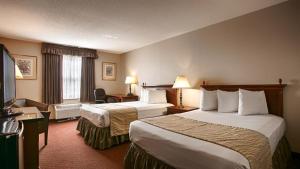 a hotel room with two beds and a television at Hotel HOTI II RIZO ULCINJ in Velika Plaža