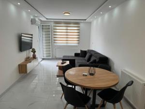 un soggiorno con un divano e un tavolo di Apartman Biser 5 a Ruma