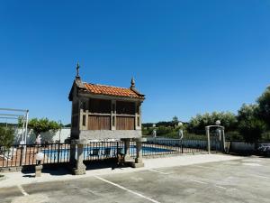 ein Gebäude mit Zaun neben einem Pool in der Unterkunft Hotel HERMIDA 5000 in Vilanova de Arousa