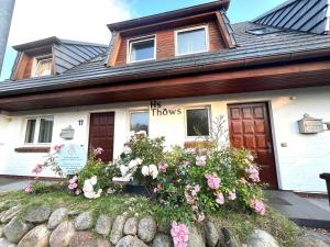 a house with flowers in front of it at Strandiris in Wenningstedt
