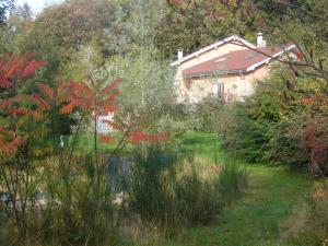 a house in the middle of a garden at Le Jardin Ombragé in Saint-Paul-dʼIzeaux